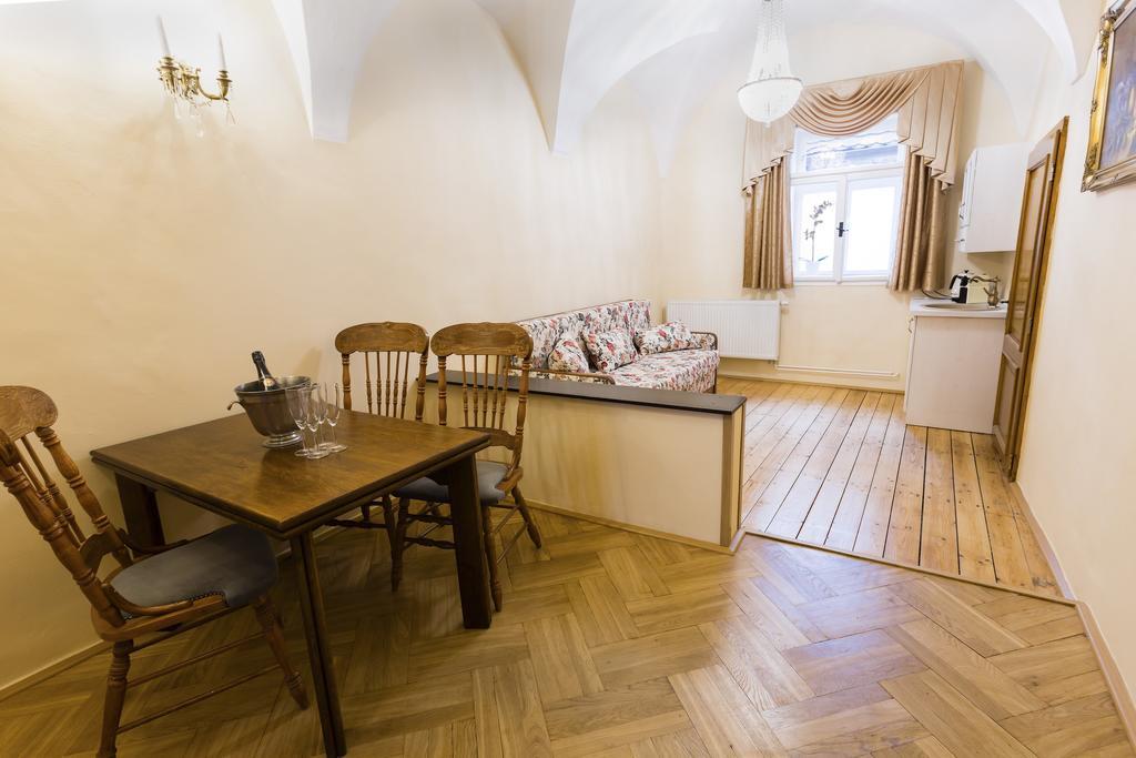 Apartments U Krale Brabantskeho Прага Стая снимка