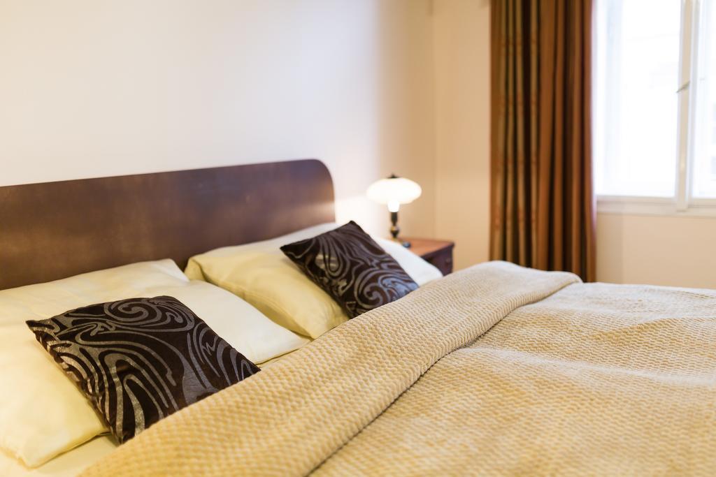Apartments U Krale Brabantskeho Прага Стая снимка