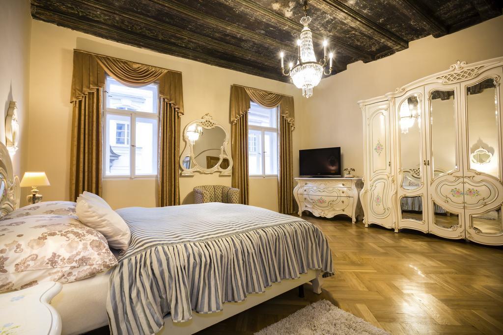 Apartments U Krale Brabantskeho Прага Стая снимка